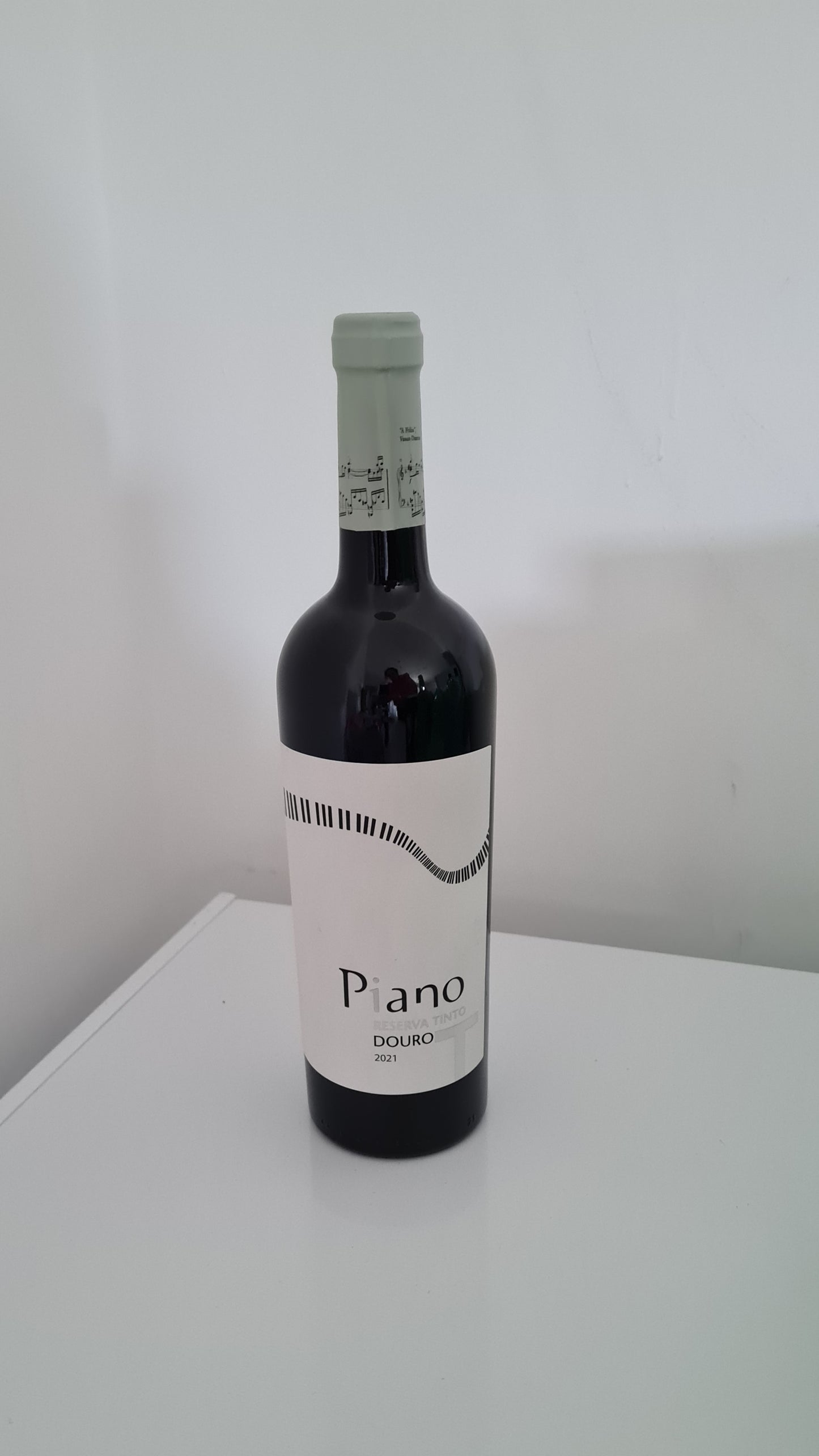 Piano Douro 750ml - L&B Let the Douro Play on your plate Ruby colour in the aroma, an intense taste of ripe red fruits, is a wine that sings with character, balance and unmistakable Portuguese soul. Wine 10.2 Piano Douro 750ml #