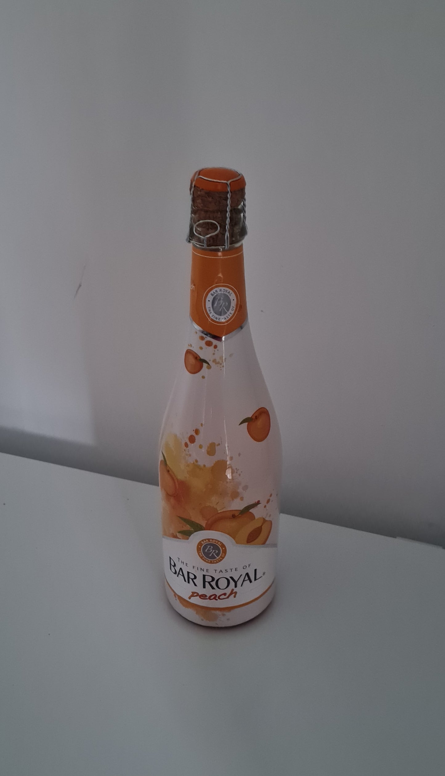 Bar royal peach - L&B Flavored cocktail,750ml,3.9% vol-Sparkle into Summer. Discover the irresistible taste of Bar Royal Peach- a gently sparkling white wine infused with luscious peach flavour. With just 3.9% of alcohol, its the perfect light drink for sunny days, garden parties, or simply relaxing with friends.Best served cold. Ideal for brunches and BBQs, picnics or chilled weekends Wine 6.1 Bar royal peach #